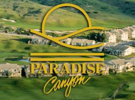Paradise Canyon Golf Resort - Luxury Condo U409，位于莱斯布里奇县机场 - YQL附近的酒店