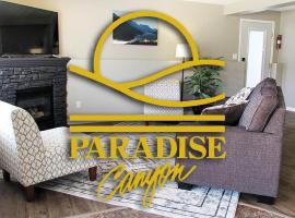 Paradise Canyon Golf Resort - Signature Walkout Condo 382，位于莱斯布里奇县机场 - YQL附近的酒店