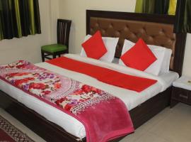 Food Mania Hotel restaurant，位于Ner Chowk的酒店