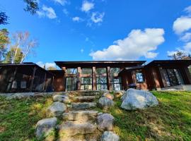 Nature modern lake retreat，位于Nominingue的酒店