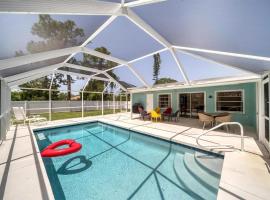 Venice Pool Villa with Bikes Kayaks & fun!，位于威尼斯的酒店