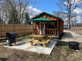 Sister Lakes Glamping Cabin at Wonder Woods #1，位于Dowagiac的酒店