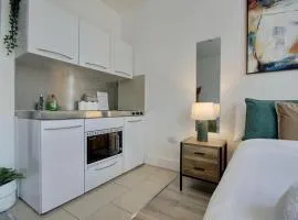 Aylward Apartments S16, near City Centre and Gunwharf Quays