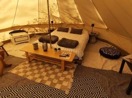 Glamping Zonnebloem - Back-to-Nature，位于Herzele的豪华帐篷