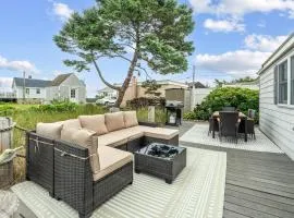Shoreline Retreat Ocean Views Walk to Beach AC