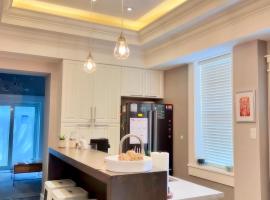 West Harbour Retreat - Prime Location with Hot Tub，位于汉密尔顿的酒店