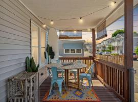 Steps to Beach Porch Grill - The Sister Cottages，位于汉普顿的酒店