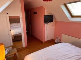 Roskeen house，位于Tierna的带停车场的酒店