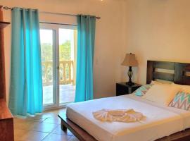 West End condo Shuttle free OW，位于西区的酒店