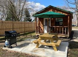 Sister Lakes Glamping Cabin at Wonder Woods #3，位于Dowagiac的酒店