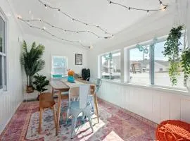 Lorraine's Landing 2 Min to Beach Pet-Friendly