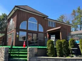 Mohican Resort Motel, Conveniently located to all Lake George attractions