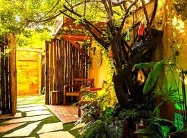 Petite Suite Juquehy - A 2 quadras do Mar - Pequena mas completa - 13 metros quadrados - Ar cond - Frigobar - Microondas - TV Smart - Serviço de Praia - Roupa cama e banho luxo - Wi Fi - Janelas e portas acústicas - Tudo Novo e cheiroso!，位于朱奎的酒店