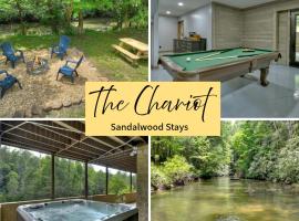 The Chariot - Creek Front with HotTub, Fire Pits, Billiards, EV Charger - Sandalwood Stays，位于蓝岭的酒店