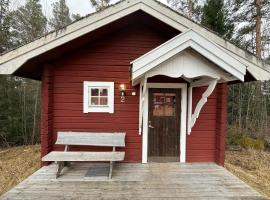 Small Timber House near stream, holy place near Church，位于Ramsjö的酒店