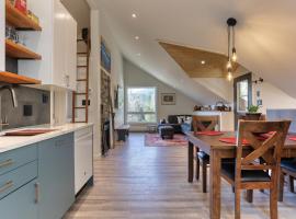 "NEWLY BUILT HOME" on 5 acres by the beach，位于尼尔逊的酒店