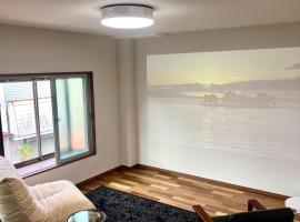 映画館みたいなお部屋で非日常体験 キッチン付きで家族も安心 1日1組限定貸切ステイ シンカイハウス，位于伊豆的酒店