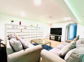 Charming 2-bedroom and 1 Full bath basement apartment with WiFi and AC in lovely Edmonds，位于埃德蒙兹的酒店