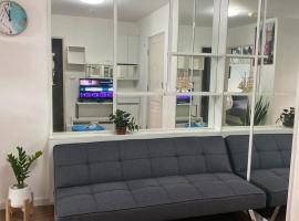 Cozy Entire Apartment place，位于Ban Khlong Samrong的酒店