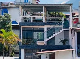 Casa con vista al lago y parqueo en la zona viva