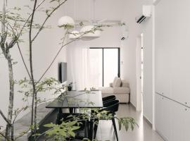 Romantic Rooftop Jacuzzi Villa with Sunset Views，位于日落洞的酒店