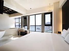 Changwon Jinhae Almond Hotel，位于昌原市的酒店