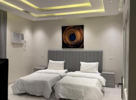 All the services are available at home，位于Ḑubā的酒店