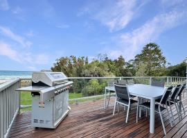 Oceanfront 4-Bed Haven with BBQ & Alfresco Dining，位于Malua Bay的酒店
