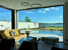 Villa with pool by the lake Mušovské jezero，位于帕索尔维基的酒店