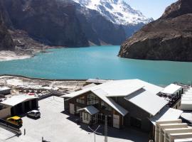 Lodges By Baron Hunza Attabad Lake，位于罕萨的酒店