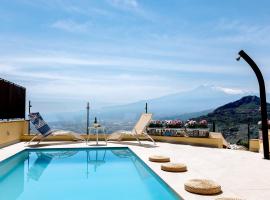 Villa Da Vinci Luxury Panoramic Apartments - Taormina rooms collection，位于陶尔米纳的带泳池的酒店
