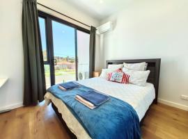 Bright room with queen bed and balcony near train station，位于Riverwood的酒店