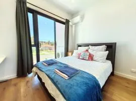 Bright room with queen bed and balcony near train station