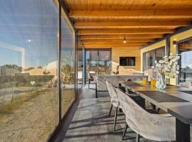 KastHouse Yellow by Vellaris, Luxury Mobile Home，位于木洛希尼的酒店