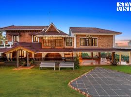 StayVista at Lakshmipuram Palace with Pool,WiFi，位于戈德亚姆的酒店