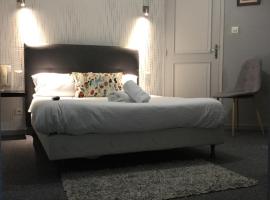Hôtel Le pont Napoléon，位于La Celle-sous-Gouzon的酒店