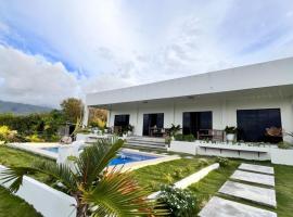Sondela Lambug Room1 pool mountain view，位于巴迪安的酒店