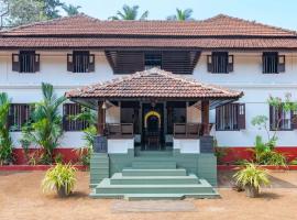 SaffronStays Amaya - 5BR 300-year-old Kerala-style heritage villa with spa, stepped pond & farm-to-table meals near Kannur Airport，位于Irikkūr的酒店