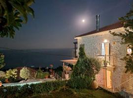 Stone house 1883 Kymi with pool，位于Enoría的酒店