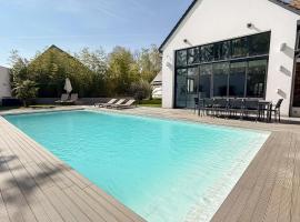 Villa haut de gamme avec Piscine, Bar et Cinéma，位于Pierre-Levée的酒店