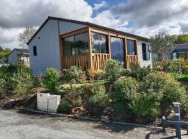 Chalet enchanteur à Arzal avec vue sur lac et piscine partagée，位于阿尔扎的酒店