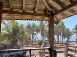 Cabin in front of the surf spot，位于Caleta de Campos的酒店