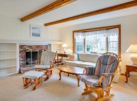 1 Mi to Beach Cape Cod Escape with Yard!，位于西丹尼斯的酒店
