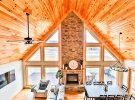 Lakeside Catskills Escape - Soak, Sip, Stargaze，位于Cairo的酒店