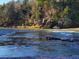 Catskills retreat - ATV, Hot tub, hiking, fishing，位于Cairo的酒店