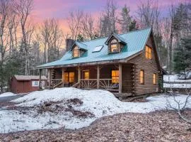 Lucky Log Cabin Hottub fireplace 12min to Mt Snow
