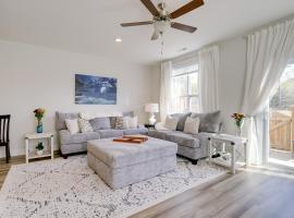 Modern Family Home in Hampstead with Patio and Grill!，位于Hampstead的酒店