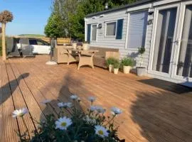 Chalet met 2 slaapkamers op gezellige camping met zwembad nabij Ijsselmeer