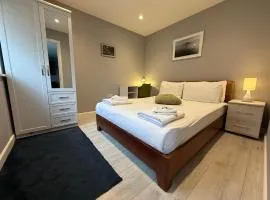 Private Holiday Home, Great Location