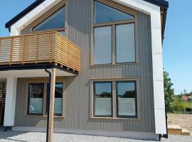 Cozy apartment in a new house in Grimstad，位于格里姆斯塔的低价酒店